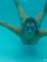 junge lady amber Lynn Bach Schalen aus Ihr Badeanzug Während gehen für ein schwimmen
