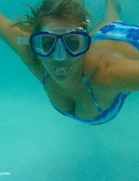 नवेली महिला एम्बर लिन बाख छिलके बंद उसके स्विमसूट जबकि जा रहा है के लिए एक तैरना