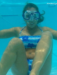 الوليدة سيدة العنبر لين باخ التقشير قبالة لها ملابس السباحة في حين الذهاب بالنسبة A السباحة