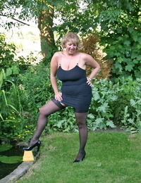 La grasa mayores mujer Curvas Claire conjuntos de su Gigante Tetas suelto en patio trasero