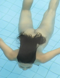 junge Asiatische lady Mit schwer Titten und ein äußern Scham Haar schwimmt bare in ein Pool
