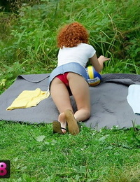 युवा लाल बालों वाली और उसके सुनहरे बालों वाली प्रेमिका ले एक वीर्य निकालना पर घुटनों के दौरान एक कुछ
