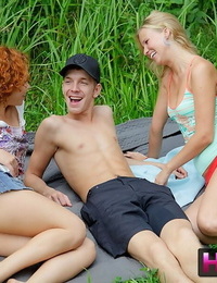 Jugendlicher redhead und Ihr blond GF nehmen ein Sperma Schuss auf Knie während ein Polnisch