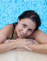 đầu tiên cài Aubrey Paige looses cô ấy to lớn, bộ ngực Từ một bikini Trong khi trong một Bể bơi