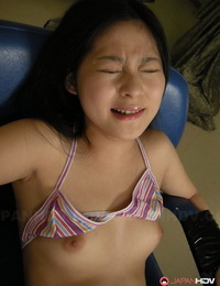 日本 女孩 沙耶香 失去了 她的 眼罩 同时 正在 手淫 在 束缚