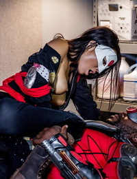 Masqué Asiatique Poussin Asa Akira arriver baisée :Par: noir Mec dans motard gear