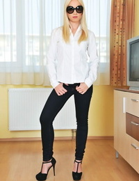 блондинка красотка Киара Господа Позирует в Элегантный белый рубашка и Высокая Высокая каблуке обувь