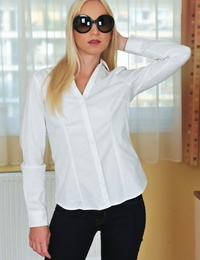 blonde Chaudasse Kiara Seigneur posant dans Élégant blanc chemise et haute haute talons chaussures