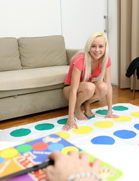 youthfull blond lady krijgt Geneukt na spelen een Spel van blote twister