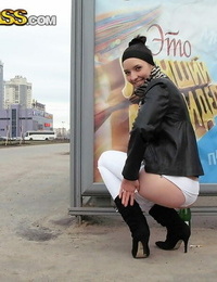 брюнетка девушка модели голые в чулочно-носочные изделия перед разоблачение ее Зад нарушать в общественные