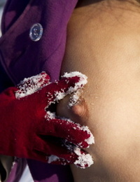 teen solo Ragazza Sima indossa un sciarpa mentre Fare Il suo nuda debutto in il Neve