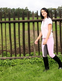 tiener in leuning kleding wanders in een paard paddock voor dildoing