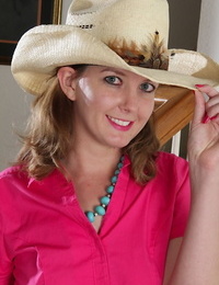 Amateur Frau Deliliah Stevenson trägt Cowgirl Kleidung Während baring Ihr Vagina