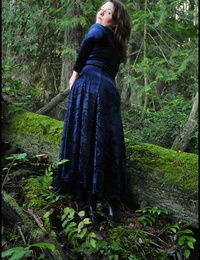 volwassen Vrouw Lekker Trixie hoofd in De bos naar flash in een lange velvet Jurk
