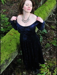 olgun Kadın lezzetli Trixie kafaları içine bu woods için flash içinde bir Uzun kadife Elbise
