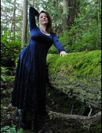 성숙한 여자 맛있는 트릭 머리 로 이 숲 하기 플래시 에 a 오 벨벳 드레스
