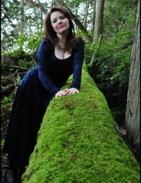 ناضجة امرأة لذيذ تريكسي رؤساء في على الغابة إلى فلاش في A طويلة المخملية اللباس
