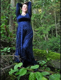 Maduro mujer sabroso Trixie cabezas en el woods a flash en Un largo terciopelo Vestido