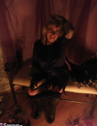 dziki dojrzałe czarownica Karo wystaje A duży sztuczna kogut do jej Pyszne labia dla A Halloween