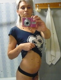 رائعة شقراء أمي كاثي الأبيض يأخذ عارية selfies في على مرآة