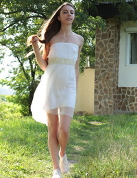piękne nastolatek Walery LECHE kroki z z jej sukienkę w model wierność nagie