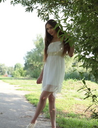 सुंदर किशोरी Valery LECHE कदम बाहर के उसके sundress करने के लिए मॉडल निष्ठा नग्न