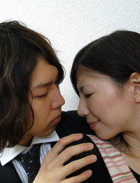 Japanisch Hausfrau Mizuho yamashiro bläst und fickt Ihr Mann Wenn er bekommt Home