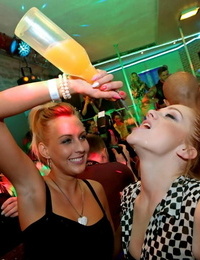 क्लब जा रहा है पार्टी महिलाओं प्राप्त नशे में और हलक में बंद मर्दाना स्ट्रिपर्स