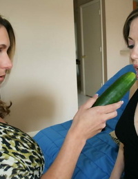 ouder d/s leert stiefdochter naar zuigen haan gebruik komkommer en Hubbys as