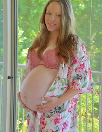 W ciąży miód Audrey traci Podporządkowanie i zabawki jej Słodki Cipa na w Sofa