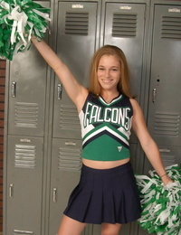 Tiener Cheerleader krijgt volledig blote in voorzijde van Veranderen achterkanten lockers
