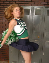 adolescente Cheerleader fica inteiramente nua no frente de mudança parte de trás armários