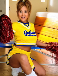 Adorabile giapponese Cheerleader scopre grande Tette prima mostrando Il suo figa