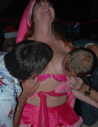 परिपक्व महिला डी delmar और दोस्तों हिट के स्विंग क्लब के लिए क्रिसमस नंगा नाच