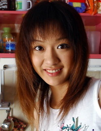 Adorable japonés Adolescentes Izumi vacilante expone su hooters y púbico cabello