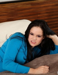 innocent la recherche Poupée Jenna Ross décapage Son Vêtements dans l' Chambre à coucher