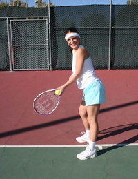 Wild tennis Spieler Denice dunkel zeigt Diese angeborene Titten und haarlos Fotze
