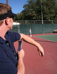 البرية التنس لاعب دينيس الظلام يكشف تلك الفطرية الثدي و أصلع مهبل