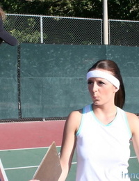 Vahşi tenis oyuncu Denice karanlık ortaya koymaktadır bu doğuştan Boobs ve tüysüz Amcık