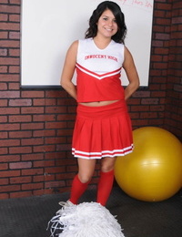 donker haren Cheerleader Christina moure Strips Van haar uniform
