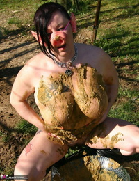 Dikke amateur Maria Teef dranken haar eigen pee terwijl spelen in modder als een Zaaien
