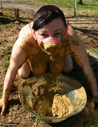 厚 业余的 玛丽 婊子 饮料 她的 自己的 撒尿 同时 玩 在 泥浆 喜欢 一个 母猪