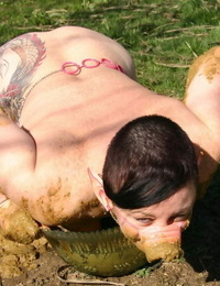 Grosso Amador Maria Puta Bebidas ela própria xixi enquanto jogar no lama como um Semear