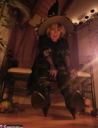 Whorish mature witch Caro looks super sexy in her black footwear and pantyhose