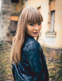 مثير في سن المراهقة ناتالي روس صفعات لها العارية الحمار مع المحاصيل بعد تعرية لها الأبواق