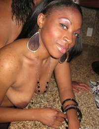 ebony người phụ nữ với tự nhiên bộ ngực brown bè được Kinh tởm trong Này Tuyệt vời orgy
