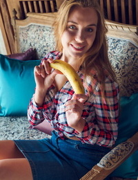 Sexy teenager Ryana peels a banana former to showing her tasty pussy in the naked