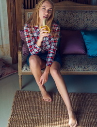 sexy Tiener ryana schillen een banaan Voormalige naar resultaat haar Lekker kut in De naakt
