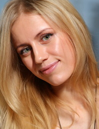 blonde adolescent Tamara F supprime Un Soleil Robe pour poser Totalement Nu sur Un canapé