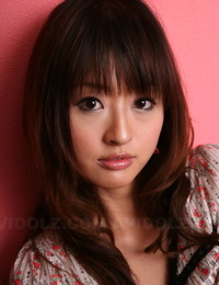 Japon Model ile bir Güzel yüz duruyor giyinik karşı bir pembe duvar